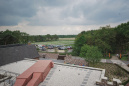 Uitzicht vanaf een familiekamer in het <a href="/lemma/Poorthuys" title="Poorthuys">Poorthuys</a> op de <a href="/lemma/Parkeerplaats" title="Parkeerplaats">parkeerplaats</a> van <a href="/lemma/Bosrijk" class="mw-redirect" title="Bosrijk">Bosrijk</a>, juni <span class="redlink">2010</span>