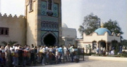 Ingang van <a href="/lemma/Fata_Morgana" title="Fata Morgana">Fata Morgana</a> middels de minaret, daarnaast <a href="/lemma/De_Bazaar" title="De Bazaar">De Bazaar</a>, <a href="/lemma/1987" title="1987">1987</a>