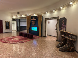 Lobby <a href="/lemma/Efteling_Hotel" title="Efteling Hotel">Efteling Hotel</a>, toegang tot <a href="/lemma/Hoffelijke_Heraut" class="mw-redirect" title="Hoffelijke Heraut">Hoffelijke Heraut</a>, een tv-scherm, toiletten, november <span class="redlink">2024</span>