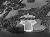 Luchtfoto van het <a href="/lemma/Zwembad" title="Zwembad">Zwembad</a>. Bovenin de <a href="/lemma/Siervijver" title="Siervijver">Siervijver</a>, met daarin mogelijk(?) het &quot;lege bootje van <a href="/lemma/F.J._de_Klijn" title="F.J. de Klijn">F.J. de Klijn</a>&quot; (zie aldaar). Rechts het bruggetje dat zwembadbezoekers kunnen gebruiken zonder parkentree te hoeven betalen. Linksboven de <a href="/lemma/Kale_berg" class="mw-redirect" title="Kale berg">kale berg</a>.