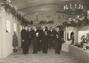 Tentoonstelling <a href="/lemma/S.L.E.M." title="S.L.E.M.">S.L.E.M.</a> 1953; interieur paviljoen Kaatsheuvel, ontworpen door Anton Pieck. Aan het plafond kenmerkende kroonluchters en achter aan de muur een tekening van de <a href="/lemma/Prinsenpoort" title="Prinsenpoort">Prinsenpoort</a>.