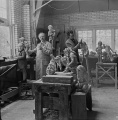 Beeldhouwer <a href="/lemma/Leo_Jungblut" title="Leo Jungblut">Leo Jungblut</a> en zijn broer Piet Jungblut (en een kleuter) werken in <a href="/lemma/1952" title="1952">1952</a> aan figuren voor het te openen <a href="/lemma/Sprookjesbos" title="Sprookjesbos">Sprookjesbos</a> zoals <a href="/lemma/Kleine_Boodschap" title="Kleine Boodschap">Kleine Boodschap</a> en de dwergen van <a href="/lemma/Sneeuwwitje" title="Sneeuwwitje">Sneeuwwitje</a>.