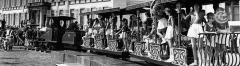Foto van het defilé met <a href="/lemma/Aagje" title="Aagje">Aagje</a> op Soestdijk. Bron: YouTube-serie &#039;&#039;De Magische Klok&#039;&#039;