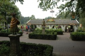 Kinderspoorplein met de Reizigster, Reiziger, Blauwe Reiger en op de achtergrond de Pagode.