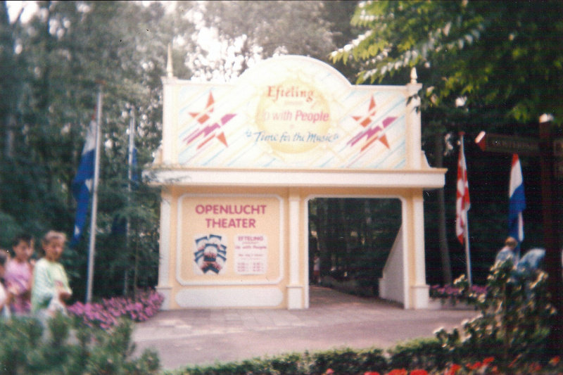 Bestand:Up with People 1989.jpg