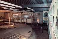 Opstaphal, 01-1986. Installateurs werken aan de bekabeling van de ruimte voordat deze wordt dichtgemaakt met plafondplaten.