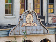 <a href="/lemma/Raveleijn" title="Raveleijn">Raveleijn</a>, gevelbord in de arena: Apotheek Den Swarte Eenhoorn