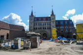<a href="/lemma/Poorthuys" title="Poorthuys">Poorthuys</a> en het voorplein in aanbouw, <a href="/lemma/Bosrijk" class="mw-redirect" title="Bosrijk">Bosrijk</a>, juli <a href="/lemma/2009" title="2009">2009</a>