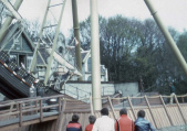 <a href="/lemma/Halve_Maen" title="Halve Maen">Halve Maen</a> met personeelslid op de kade en in een raamopening in <span class="redlink">1982</span>
