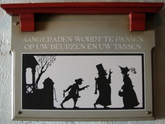 <a href="/lemma/Aangeraden_wordt_te_passen..." title="Aangeraden wordt te passen...">Aangeraden wordt te passen...</a>-bordje bij <a href="/lemma/Het_Meisje_met_de_Zwavelstokjes" title="Het Meisje met de Zwavelstokjes">Het Meisje met de Zwavelstokjes</a>.