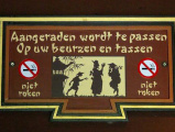 <a href="/lemma/Aangeraden_wordt_te_passen..." title="Aangeraden wordt te passen...">Aangeraden wordt te passen...</a>-bordje bij de <a href="/lemma/Chinese_Nachtegaal" class="mw-redirect" title="Chinese Nachtegaal">Chinese Nachtegaal</a>.