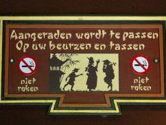 <a href="/lemma/Aangeraden_wordt_te_passen..." title="Aangeraden wordt te passen...">Aangeraden wordt te passen...</a>-bordje bij de <a href="/lemma/Chinese_Nachtegaal" class="mw-redirect" title="Chinese Nachtegaal">Chinese Nachtegaal</a>.
