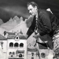 Vormgever <a href="/lemma/Henk_Smulders" title="Henk Smulders">Henk Smulders</a> in het <a href="/lemma/Diorama" title="Diorama">Diorama</a> tijdens de bouw