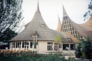 Het <a href="/lemma/Huis_van_de_Vijf_Zintuigen" title="Huis van de Vijf Zintuigen">Huis van de Vijf Zintuigen</a> vlak na ingebruikname, <span class="redlink">1996</span>
