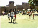 <a href="/lemma/Casa_Caracol" title="Casa Caracol">Casa Caracol</a> met terras op het <a href="/lemma/Pira%C3%B1aplein" title="Pirañaplein">Pirañaplein</a> in <a href="/lemma/1988" title="1988">1988</a>