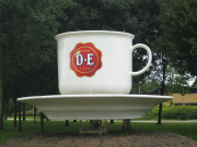 Koffiekop en schotel met <a href="/lemma/Douwe_Egberts" title="Douwe Egberts">Douwe Egberts</a>-logo, aan de rotonde Geert Knolweg / Sewei in Joure / De Jouwer, 2007