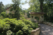 Trap omhoog richting het kasteel van <a href="/lemma/Doornroosje" title="Doornroosje">Doornroosje</a> met rechts het tweede poortje.