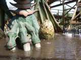 <a href="/lemma/Draak_Edna" title="Draak Edna">Draak Edna</a>: gekloofde poot en pokdalig ei.{{intern|(Foto: Jos)}}