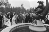 <a href="/lemma/Prinses_Juliana" title="Prinses Juliana">Prinses Juliana</a> doet een beroep op de staatskas om de <a href="/lemma/Wensbron" title="Wensbron">Wensbron</a> te openen. Op de achtergrond onder andere <a href="/lemma/Stephan_Schoor" title="Stephan Schoor">Stephan Schoor</a>, <a href="/lemma/G%C3%A9_Rieter" title="Gé Rieter">Gé Rieter</a>, <a href="/lemma/Hans_van_Dun" title="Hans van Dun">Hans van Dun</a>, <a href="/lemma/Anton_Pieck" title="Anton Pieck">Anton Pieck</a>, <a href="/lemma/Herman_ten_Bruggencate" title="Herman ten Bruggencate">Herman ten Bruggencate</a>, <a href="/lemma/Marc_Taminiau" title="Marc Taminiau">Marc Taminiau</a>.