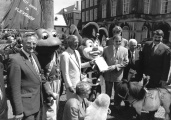 Op 23 mei <span class="redlink">1989</span> overhandigt de <a href="/lemma/Club_van_Elf" title="Club van Elf">Club van Elf</a> een rapport inzake het toeristisch beleid aan staatssecretaris Evenhuis van Economische Zaken. Op de foto onder meer <a href="/lemma/Pardoes" title="Pardoes">Pardoes</a> en <a href="/lemma/Paul_Beck" title="Paul Beck">Paul Beck</a>. 