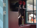 Interieur controlehokje De Zes Zwanen, met o.a. mutsen der Garde in september 2019 - Foto: Eftepedia