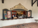 <a href="/lemma/Kogeloog_(horeca)" title="Kogeloog (horeca)">Kogeloog (horeca)</a> verkoopt stroopwafels