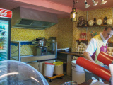 Interieur van de <a href="/lemma/Piraat" title="Piraat">Piraat</a>, met popcornbehang en roze plafond, september <a href="/lemma/2008" title="2008">2008</a>