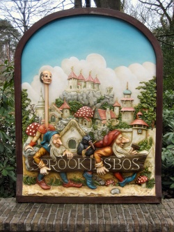 Het bord dat de ingang van het <a href="/lemma/Sprookjesbos" title="Sprookjesbos">Sprookjesbos</a> markeert. Het flankeert de <a href="/lemma/Heksenpoort" title="Heksenpoort">Heksenpoort</a>.