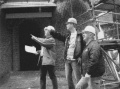 Bouwplaatsoverleg <a href="/lemma/Het_Meisje_met_de_Zwavelstokjes" title="Het Meisje met de Zwavelstokjes">Het Meisje met de Zwavelstokjes</a>, vlnr <a href="/lemma/Peter_Koppelmans" title="Peter Koppelmans">Peter Koppelmans</a>, <a href="/lemma/Jacco_Ophorst" title="Jacco Ophorst">Jacco Ophorst</a>, <a href="/lemma/Henk_Schellekens" title="Henk Schellekens">Henk Schellekens</a>