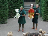 Geitje Benjamin en Langnek uit Sprookjesboom in het Openluchttheater.