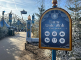 Bord bij ingang <a href="/lemma/Warme_Winter_Weide" title="Warme Winter Weide">Warme Winter Weide</a> <span class="redlink">Winter Efteling 2023-2024</span> dat middels pictogrammen aangeeft wat er allemaal te doen is: