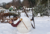 Nieuwe decoratie in de vorm van enorme sneeuwballen met getroffene er in, <a href="/lemma/Langlaufbaan_%27t_Hijgend_Hert" title="Langlaufbaan &#039;t Hijgend Hert">Langlaufbaan &#039;t Hijgend Hert</a>, december <span class="redlink">2010</span>