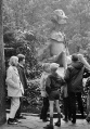 Afbeelding van enkele Utrechtse kinderen bij <a href="/lemma/Langnek" title="Langnek">Langnek</a> in het sprookjespark De Efteling te Kaatsheuvel.
