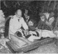 <a href="/lemma/Gerrit_Smits" title="Gerrit Smits">Gerrit Smits</a>, <a href="/lemma/Mari_van_Heumen" title="Mari van Heumen">Mari van Heumen</a> en <a href="/lemma/Henk_Smulders" title="Henk Smulders">Henk Smulders</a> leggen de laatste hand aan <a href="/lemma/Sneeuwwitje" title="Sneeuwwitje">Sneeuwwitje</a>, <span class="redlink">1975</span>