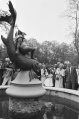 <a href="/lemma/Prinses_Juliana" title="Prinses Juliana">Prinses Juliana</a> bij de opening van de <a href="/lemma/Wensbron" title="Wensbron">Wensbron</a>. Op de achtergrond onder andere <a href="/lemma/Stephan_Schoor" title="Stephan Schoor">Stephan Schoor</a>, <a href="/lemma/G%C3%A9_Rieter" title="Gé Rieter">Gé Rieter</a>, <a href="/lemma/Anton_Pieck" title="Anton Pieck">Anton Pieck</a>.