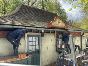 Metselaars bij de <a href="/lemma/Soete_Inval" class="mw-redirect" title="Soete Inval">Soete Inval</a> in april <a href="/lemma/2024" title="2024">2024</a>. Nieuw metselwerk (r en l) achter de aftimmering in plaats van houten constructie met oud rondhout zoals boven de deur nog te zien.