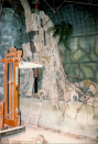 Jungle, 11-1985. Grote lappen schors worden tot boom gevormd, rechts van de eerste kalief.