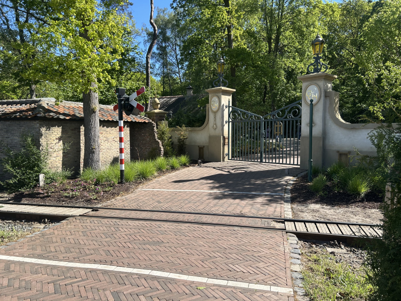 Bestand:Sbpoort-overweg.jpeg