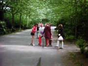 De <a href="/lemma/Dubbele_Laan" title="Dubbele Laan">Dubbele Laan</a>, hier nog enkel, richting het <a href="/lemma/Noorderplein" class="mw-redirect" title="Noorderplein">Noorderplein</a> gezien met dus rechts de doorgangen naar de <a href="/lemma/Speelweide" title="Speelweide">Speelweide</a>, <a href="/lemma/1973" title="1973">1973</a>