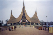 Het <a href="/lemma/Huis_van_de_Vijf_Zintuigen" title="Huis van de Vijf Zintuigen">Huis van de Vijf Zintuigen</a> vlak na ingebruikname, <span class="redlink">1996</span>