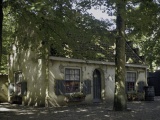 Huisje op het <a href="/lemma/Anton_Pieckplein" title="Anton Pieckplein">Anton Pieckplein</a> dat de voormalige <a href="/lemma/Poppenkast" class="mw-redirect" title="Poppenkast">poppenkast</a> huisvestte (2002). Op de deur een bordje met de tekst: &quot;dienst ingang&quot;.