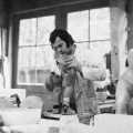 <a href="/lemma/Mari_van_Heumen" title="Mari van Heumen">Mari van Heumen</a> werkt aan een dwergfiguur voor <a href="/lemma/Sneeuwwitje" title="Sneeuwwitje">Sneeuwwitje</a>, vermoedelijk <span class="redlink">1975</span>