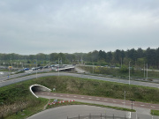 Viaduct <a href="/lemma/Midden-Brabantweg" title="Midden-Brabantweg">Midden-Brabantweg</a> ter hoogte van de <a href="/lemma/Europalaan" title="Europalaan">Europalaan</a>, op de voorgrond <a href="/lemma/Snelfietsroute_F261" title="Snelfietsroute F261">Snelfietsroute F261</a>, daar weer voor een stukje van de <a href="/lemma/Horst" title="Horst">Horst</a>.