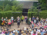 Alle figuren in het <a href="/lemma/Sprookjesboomtheater" class="mw-redirect" title="Sprookjesboomtheater">Sprookjesboomtheater</a> op de <a href="/lemma/Dag_van_het_Sprookje" title="Dag van het Sprookje">Dag van het Sprookje</a> op 7 juli <span class="redlink">2008</span>
