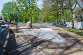 Nieuw pleintje aan de <a href="/lemma/Sint_Nicolaasplaets" title="Sint Nicolaasplaets">Sint Nicolaasplaets</a> in april <span class="redlink">2010</span>
