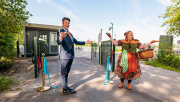 Opening van de <a href="/lemma/Fietsenstalling" title="Fietsenstalling">Fietsenstalling</a> op P2, 1 juni 2026, door Martijn van den Bosch, teamlead entreegebied, en een kabouter.