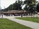 <a href="/lemma/Ingang_West" title="Ingang West">Ingang West</a> met onverharde parkeervakken van <a href="/lemma/Parkeerplaats_West" class="mw-redirect" title="Parkeerplaats West">Parkeerplaats West</a> in de voorgrond, <span class="redlink">1986</span>