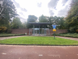 <a href="/lemma/Pastoor_Rietraweg" title="Pastoor Rietraweg">Pastoor Rietraweg</a> ter hoogte van de voormalig <a href="/lemma/Ingang_Parklaan" title="Ingang Parklaan">Ingang Parklaan</a> aan het einde van de Parklaan, met doorgang in de geluidswal aan de paralel gelgegen <a href="/lemma/Europalaan" title="Europalaan">Europalaan</a>, in oktober 20023