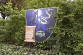 Aankondigingsbord van het Sprookjesmysterie bij de ingang van het Sprookjesbos (2009)