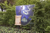 Aankondigingsbord van het Sprookjesmysterie bij de ingang van het Sprookjesbos (2009)